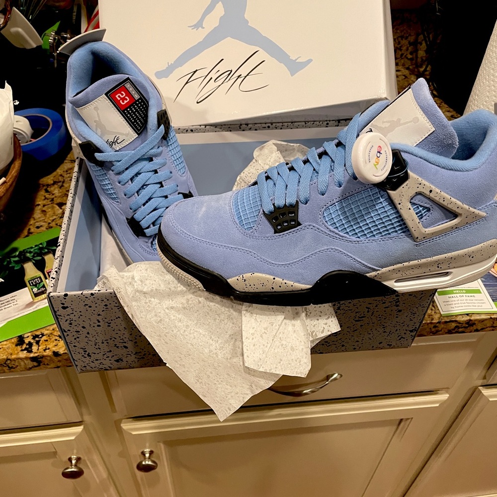 10.5 jordan 4 varscity blue